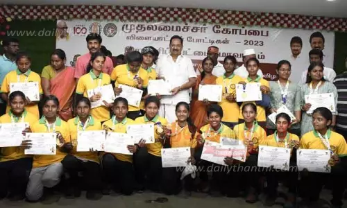 முதல்-அமைச்சர் கோப்பை விளையாட்டு போட்டியில் வெற்றி பெற்றவர்களுக்கு பரிசு முதல்-அமைச்சர் கோப்பை விளையாட்டு போட்டியில் வெற்றி பெற்றவர்களுக்கு பரிசு