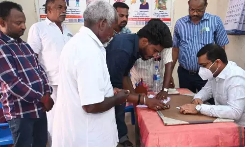 14-வது தவணை உதவி தொகையை பெறும் வகையில் பி.எம். கிசான் திட்டத்தில் விவசாயிகளின் வங்கி கணக்கை புதுப்பிக்க சிறப்பு முகாம்: கலெக்டர் ஷ்ரவன்குமார் நேரில் ஆய்வு