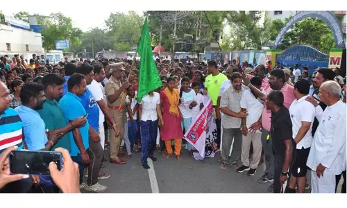 திருக்கோவிலூரில் போதை பொருட்களுக்கு எதிராக விழிப்புணர்வு மாரத்தான் போட்டி: போலீஸ் சூப்பிரண்டு மோகன்ராஜ் தொடங்கி வைத்தார் திருக்கோவிலூரில் போதை பொருட்களுக்கு எதிராக விழிப்புணர்வு மாரத்தான் போட்டி: போலீஸ் சூப்பிரண்டு மோகன்ராஜ் தொடங்கி வைத்தார்