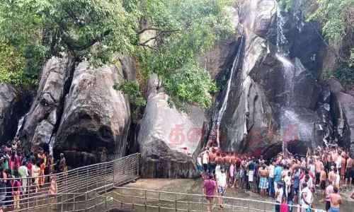 குற்றாலம் அருவிகளில் குவிந்த  சுற்றுலா பயணிகள்