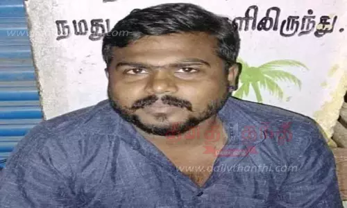 மோட்டார் சைக்கிள் மீது லோடு வேன் மோதல்; வாலிபர் பலி; உறவினர்கள் சாலைமறியல் மோட்டார் சைக்கிள் மீது லோடு வேன் மோதல்; வாலிபர் பலி; உறவினர்கள் சாலைமறியல்