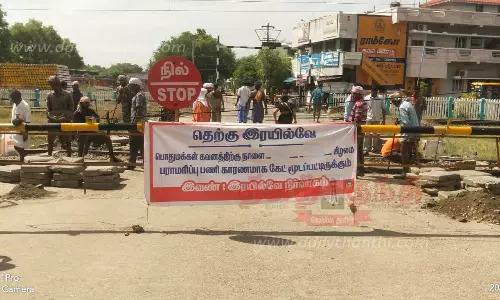 திருமங்கலம் ரெயில்வே கேட் மூடல்; வாகன ஓட்டிகள் அவதி