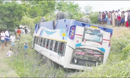 மணப்பாறை அருகே கோர விபத்து: கார்-பஸ் மோதல்; 5 பேர் பலி