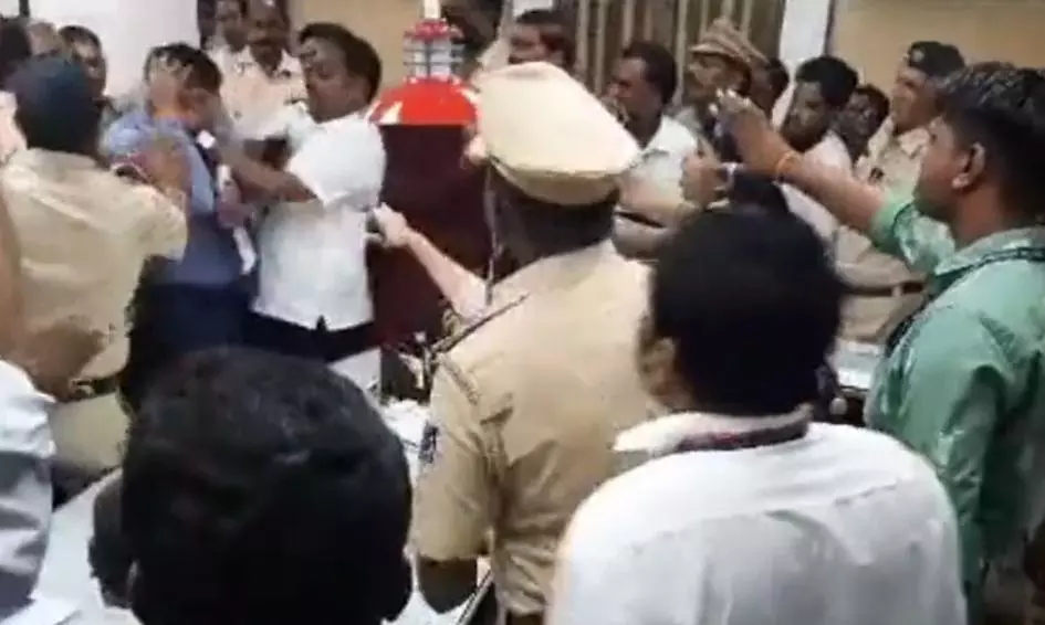 மும்பை மாநகராட்சி அதிகாரி மீது தாக்குதல் - உத்தவ் தாக்கரே கட்சியினர் ஆத்திரம் மும்பை மாநகராட்சி அதிகாரி மீது தாக்குதல் - உத்தவ் தாக்கரே கட்சியினர் ஆத்திரம்