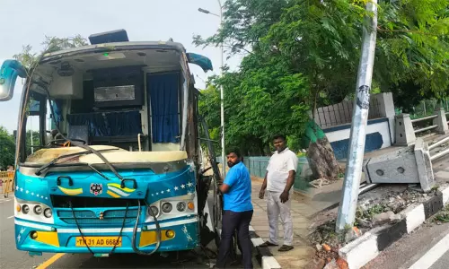 சென்னை தலைமைச்செயலகம் அருகே தனியார் பஸ் விபத்து:  ஓட்டுனருக்கு காயம்