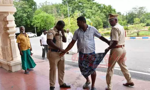 மக்கள் குறைதீர்வு நாள் கூட்டத்தில் தீக்குளிக்க முயன்ற தொழிலாளி