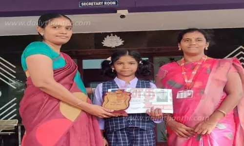 ஓவிய போட்டியில் பள்ளி மாணவிக்கு பரிசு