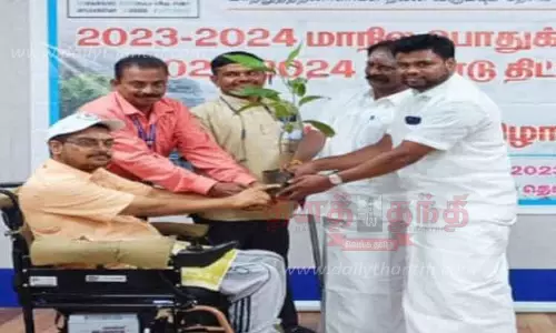 மாற்றுத்திறனாளிகளுக்கு மரக்கன்றுகள் வழங்குதல்