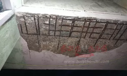 மேற்கூரையில் இருந்து பெயர்ந்து விழும் சிமெண்டு பூச்சு