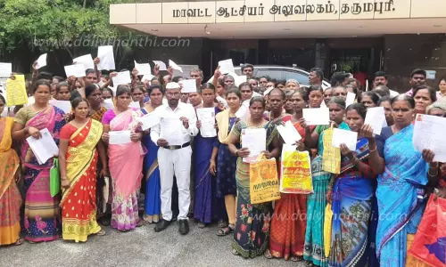 3 தலைமுறைகளாக வசிக்கும்100 குடும்பங்களுக்கு வீட்டுமனை பட்டா வழங்க வேண்டும் - குறைதீர்க்கும் கூட்டத்தில் கிராம மக்கள் கோரிக்கை மனு 3 தலைமுறைகளாக வசிக்கும்100 குடும்பங்களுக்கு வீட்டுமனை பட்டா வழங்க வேண்டும் - குறைதீர்க்கும் கூட்டத்தில் கிராம மக்கள் கோரிக்கை மனு