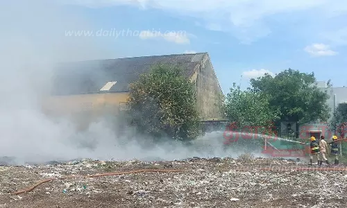 தேங்கி கிடந்த குப்பைகளில் தீப்பிடித்து புகைமூட்டம்