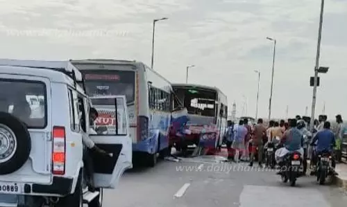 பாம்பன் பாலத்தில் 2 அரசு பஸ்கள் மோதல்