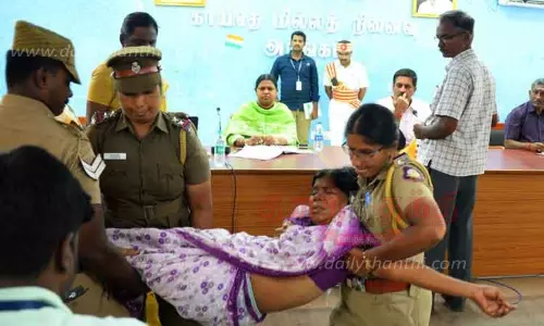 போலி டாக்டர்கள் மீது நடவடிக்கை எடுக்க வேண்டும் போலி டாக்டர்கள் மீது நடவடிக்கை எடுக்க வேண்டும்