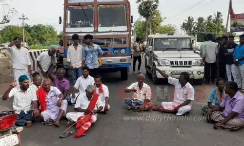 மணல் லாரிகள் இயக்குவதை தடுத்து நிறுத்தக்கோரி பொதுமக்கள் சாலை மறியல் மணல் லாரிகள் இயக்குவதை தடுத்து நிறுத்தக்கோரி பொதுமக்கள் சாலை மறியல்