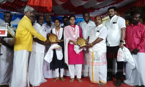 பள்ளி மாணவர்களுக்கு பரிசளிப்பு விழா