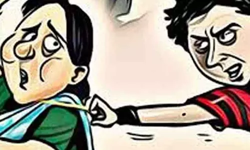 அங்கன்வாடி ஊழியரிடம் கவரிங் சங்கிலி பறிப்பு