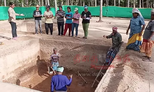 கீழடி அகழாய்வு பணிகளை பார்வையிட்ட தொல்லியல் துறை மாணவ-மாணவிகள் கீழடி அகழாய்வு பணிகளை பார்வையிட்ட தொல்லியல் துறை மாணவ-மாணவிகள்