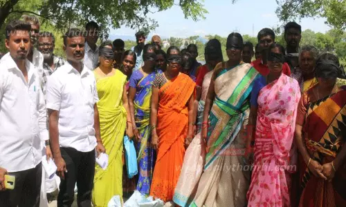 கண்களில் கருப்பு துணி கட்டிக்கொண்டு மனு கொடுக்க வந்த பெண்கள்