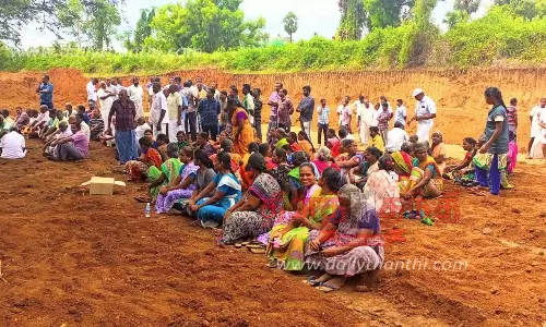 காஞ்சிக்கோவில் அருகே பரபரப்பு கீழ்பவானி வாய்க்காலுக்குள் இறங்கி விவசாயிகள் போராட்டம் சீரமைப்பு பணிக்கு எதிர்ப்பு தெரிவித்து நடந்தது