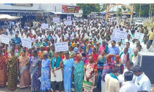கொடிவேரி அணை அருகே சாயப்பட்டறை அமைப்பதை கண்டித்து விவசாயிகள் ஆர்ப்பாட்டம்
