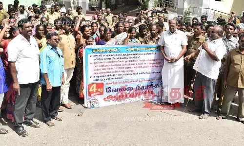 4-வது நாளாக தூய்மை பணியாளர்கள் வேலை நிறுத்தம்: அதிகாரிகளுடன் நடந்த பேச்சுவார்த்தை தோல்வி- இன்று ஊர்வலம் நடந்த முடிவு