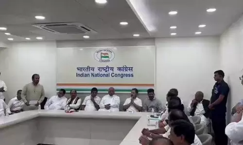 கார்கே, ராகுல் காந்தி முன்னிலையில் சந்திரசேகர் ராவ் கட்சி நிர்வாகிகள் 35 பேர் காங்கிரசில் இணைந்தனர் கார்கே, ராகுல் காந்தி முன்னிலையில் சந்திரசேகர் ராவ் கட்சி நிர்வாகிகள் 35 பேர் காங்கிரசில் இணைந்தனர்