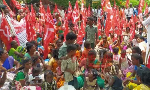 மலைவாழ் மக்கள் சங்கத்தினர் சாலையில் அமர்ந்து ஆர்ப்பாட்டம்