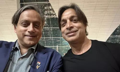 சோயப் அக்தருடன் செல்பி எடுத்து பகிர்ந்த சசி தரூர்... இரண்டு அக்தரா..? என கலாய்த்த நெட்டிசன்கள்