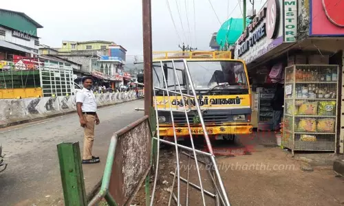 நடைபாதைக்குள் புகுந்த லாரி நடைபாதைக்குள் புகுந்த லாரி