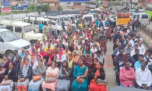 ஊட்டியில் ஆர்ப்பாட்டம் ஊட்டியில் ஆர்ப்பாட்டம்