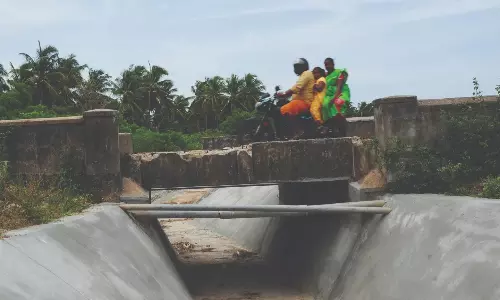 கிளைகால்வாய் குறுக்கே கட்டப்பட்ட பாலம் சேதம்