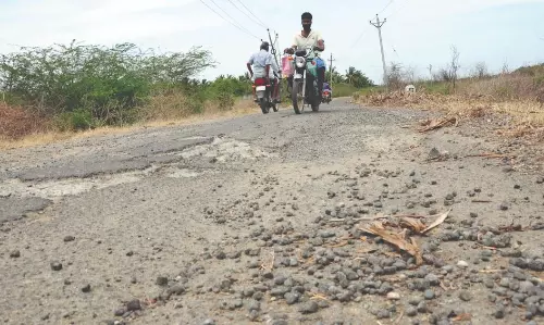 மோசமான தார்சாலையால் வாகன ஓட்டிகள் அவதி