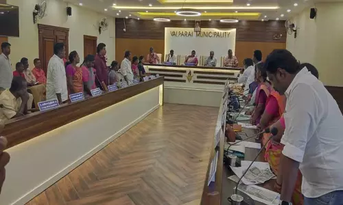 வால்பாறை நகராட்சியில் தெருவிளக்குகளை முறையாக பராமரிக்க வில்லை