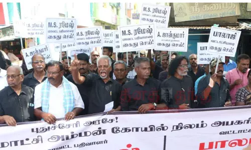 கலெக்டர் அலுவலகத்தை சமூக அமைப்பினர் முற்றுகை