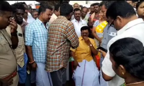 வனப்பகுதியில் மலைமாடுகளை மேய்ப்பதற்கு அனுமதி கேட்டு எம்.எல்.ஏ.வை சிறைப்பிடித்த பொதுமக்கள்:மண்டபத்திற்குள் வைத்து பூட்டியதால் பரபரப்பு வனப்பகுதியில் மலைமாடுகளை மேய்ப்பதற்கு அனுமதி கேட்டு எம்.எல்.ஏ.வை சிறைப்பிடித்த பொதுமக்கள்:மண்டபத்திற்குள் வைத்து பூட்டியதால் பரபரப்பு