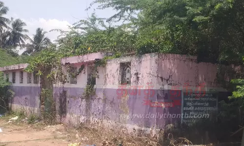 புதர்மண்டி கிடக்கும் சுகாதார வளாக கட்டிடம்