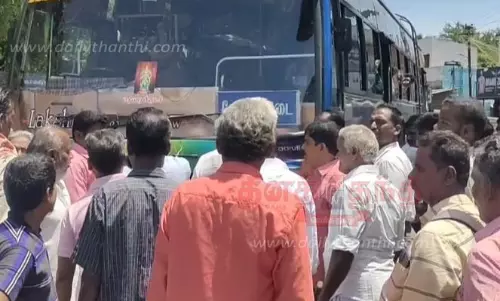 தனியார் பஸ்சை முற்றுகையிட்ட பொதுமக்கள்