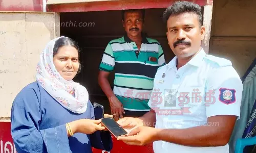 சாலையில் கிடந்த செல்போனை பெண்ணிடம் ஒப்படைத்த போலீஸ்காரர்