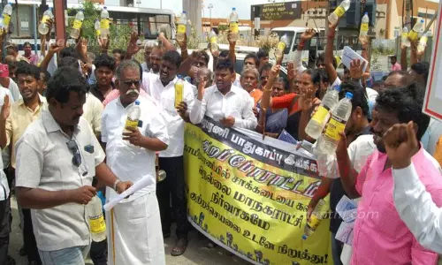 நெல்லை மாநகராட்சி அலுவலகத்தில் தாமிரபரணி பாதுகாப்பு இயக்கத்தினர் தர்ணா