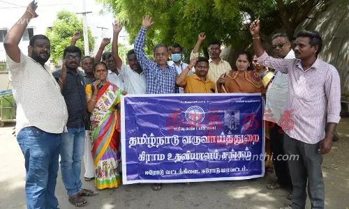 புதிய ஓய்வூதிய திட்டத்தை ரத்து செய்யக்கோரி அரசு ஊழியர்கள் 900 பேர் தற்செயல் விடுப்பு எடுத்து போராட்டம்- கிராம உதவியாளர்கள் ஆர்ப்பாட்டம்