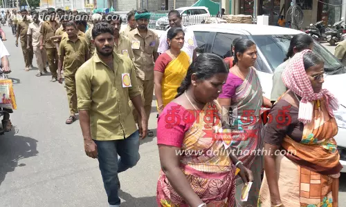 ஈரோட்டில் 5-வது நாளாக தூய்மை பணியாளர்கள் வேலைநிறுத்தம்; குடும்பத்துடன் ஊர்வலமாக சென்று கலெக்டர் அலுவலகத்தில் மனு