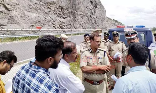 பெங்களூரு-மைசூரு விரைவுச்சாலையில் கர்நாடக போக்குவரத்து போலீஸ் கூடுதல் டி.ஜி.பி. நேரில் ஆய்வு பெங்களூரு-மைசூரு விரைவுச்சாலையில் கர்நாடக போக்குவரத்து போலீஸ் கூடுதல் டி.ஜி.பி. நேரில் ஆய்வு