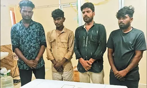 வண்ணாரப்பேட்டை-கடற்கரை இடையே கத்திமுனையில் ரெயிலில் பெண்ணிடம் 9 பவுன் நகை பறிப்பு -4 பேர் கைது