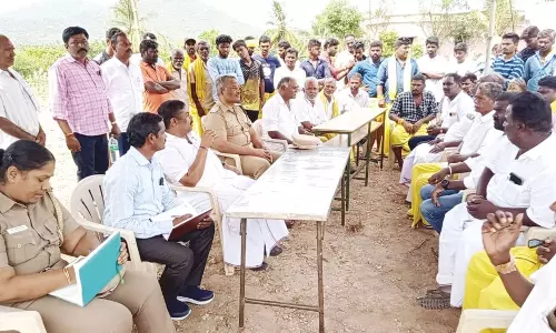 காதல் தம்பதி கோவில் விழாவில் பங்கேற்க எதிர்ப்பு தெரிவித்து 6 பெண்கள் விஷம் குடித்து தற்கொலை முயற்சி: பொம்மிடி அருகே பரபரப்பு காதல் தம்பதி கோவில் விழாவில் பங்கேற்க எதிர்ப்பு தெரிவித்து 6 பெண்கள் விஷம் குடித்து தற்கொலை முயற்சி: பொம்மிடி அருகே பரபரப்பு