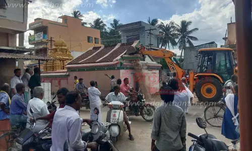 சாலையின் நடுவே இருந்த விநாயகர் கோவில் அகற்றம்