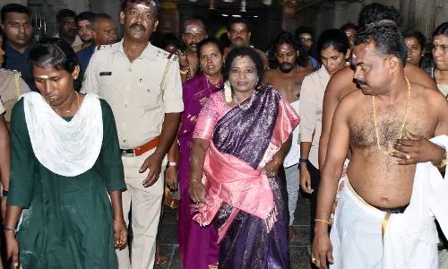 திருச்செந்தூர் சுப்பிரமணிய சுவாமி கோவிலில் தெலுங்கானா கவர்னர் தமிழிசை சவுந்தர்ராஜன் சாமி தரிசனம்