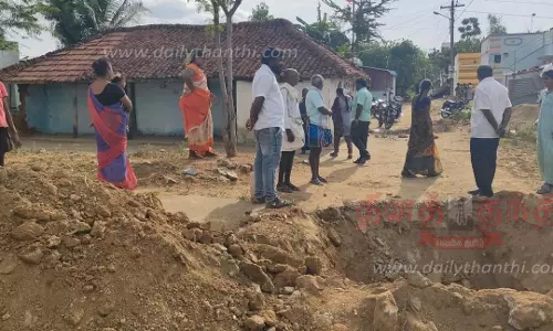 சாலையில் குழி தோண்டி ஒகேனக்கல் குடிநீர் குழாய் இணைப்பை துண்டித்த மர்ம நபர்கள்