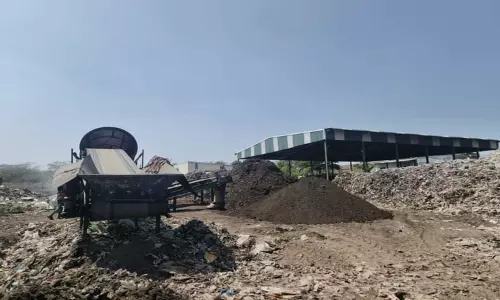 சாலையோரங்களில் குப்பைகளை தரம் பிரிக்கும் தூய்மை பணியாளர்கள்