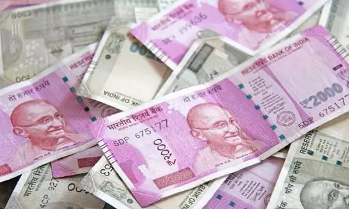 ரூ.10 ஆயிரத்தை வங்கியில் ஒப்படைத்த ஆசிரியர்