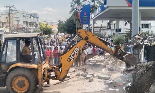 சின்னசேலத்தில் சாலையோர ஆக்கிரமிப்புகள் அகற்றும் பணி: அதிகாரிகள் நடவடிக்கை சின்னசேலத்தில் சாலையோர ஆக்கிரமிப்புகள் அகற்றும் பணி: அதிகாரிகள் நடவடிக்கை